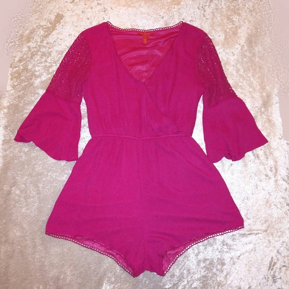 Chelsea & Violet Bell Sleeve Romper Shorts Sz S - Picture 8 of 8